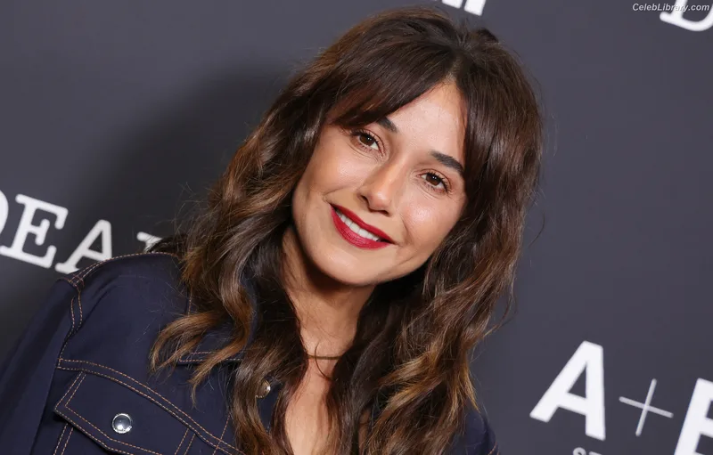 Emmanuelle Chriqui photo 8 of 400