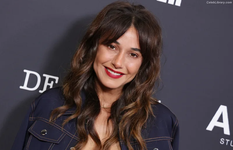 Emmanuelle Chriqui photo 10 of 400