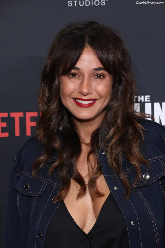 Emmanuelle Chriqui photo 20 of 400