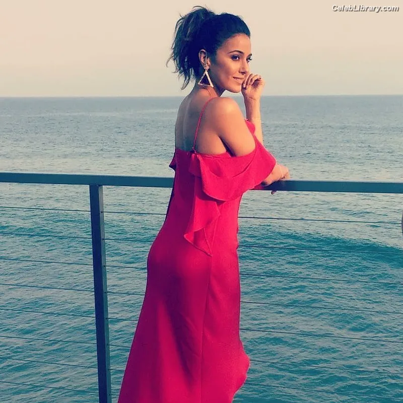 Emmanuelle Chriqui photo 10 of 400