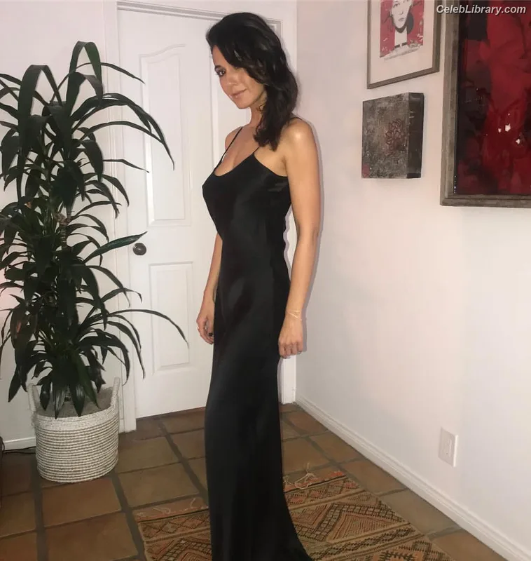 Emmanuelle Chriqui photo 14 of 400