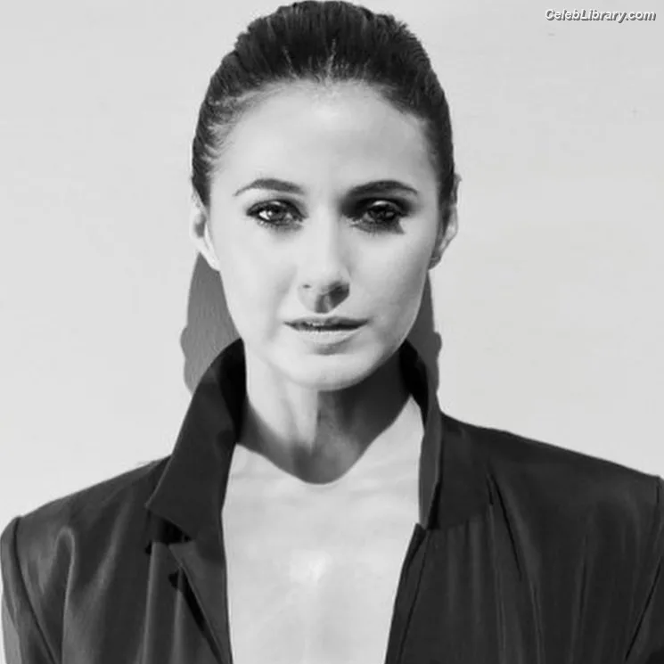 Emmanuelle Chriqui photo 20 of 400