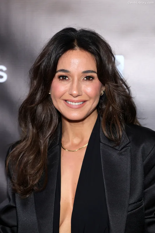 Emmanuelle Chriqui photo 22 of 400