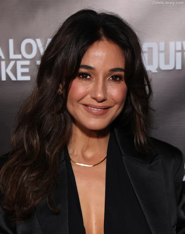 Emmanuelle Chriqui photo 2 of 400