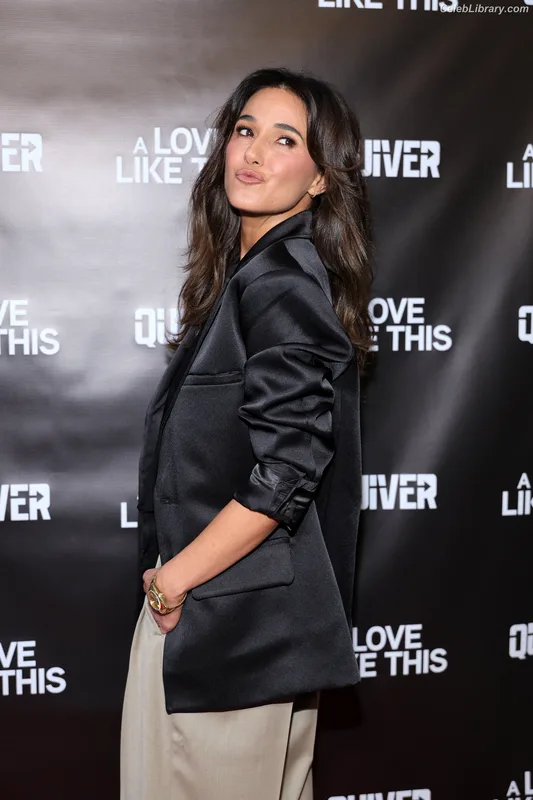 Emmanuelle Chriqui photo 3 of 400