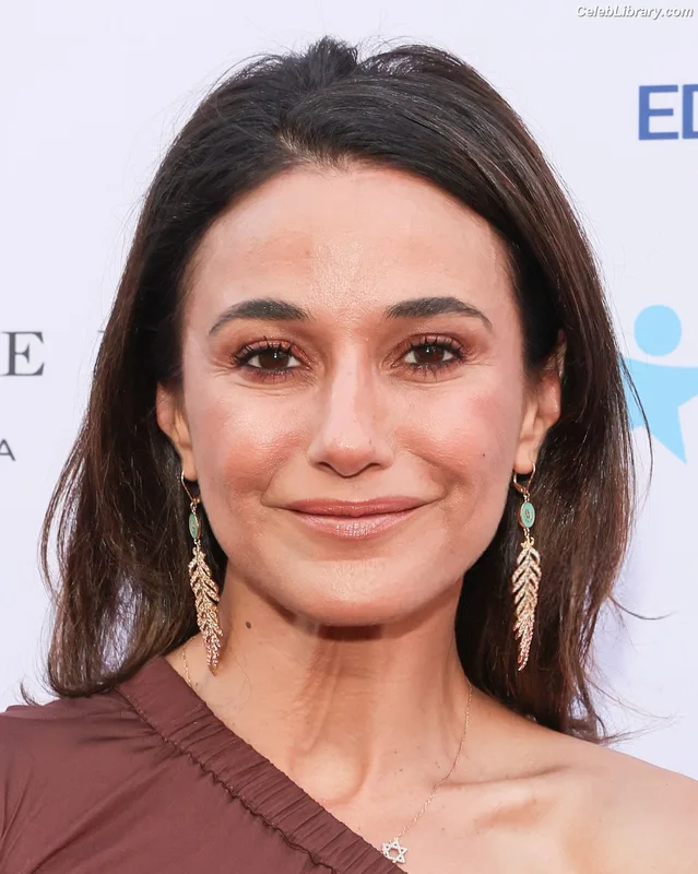 Emmanuelle Chriqui photo 4 of 400