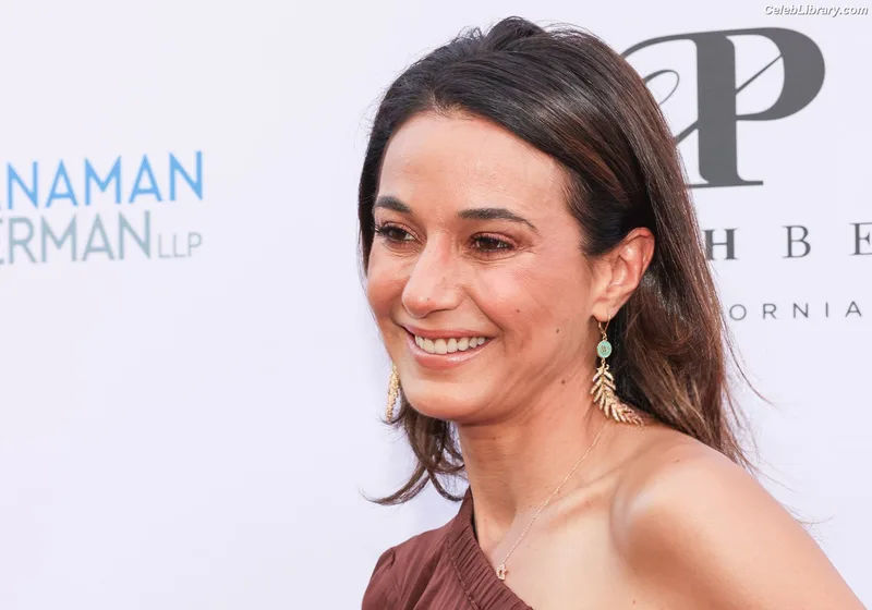 Emmanuelle Chriqui photo 5 of 400
