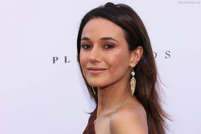 Emmanuelle Chriqui photo 6 of 400