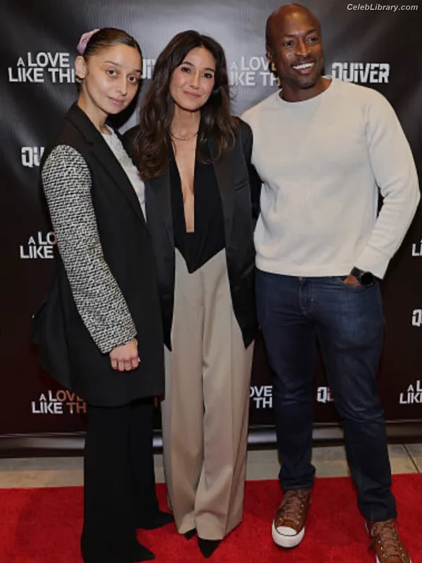 Emmanuelle Chriqui photo 22 of 400
