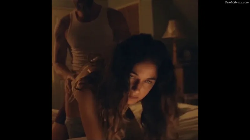 Emmanuelle Chriqui photo 9 of 400