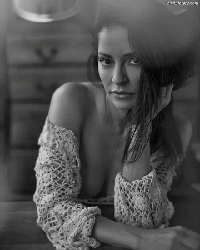 Emmanuelle Vaugier photo 18 of 21