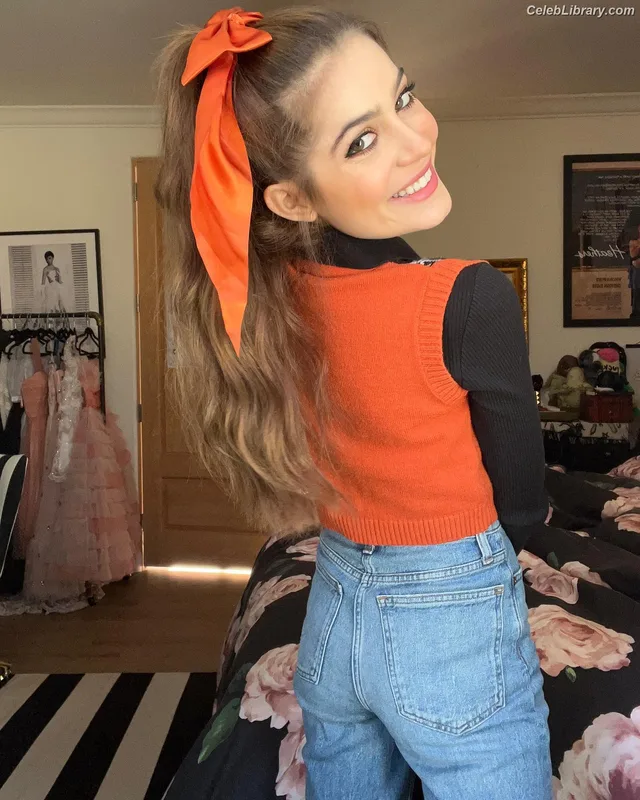 Emmy Perry photo 6 of 11