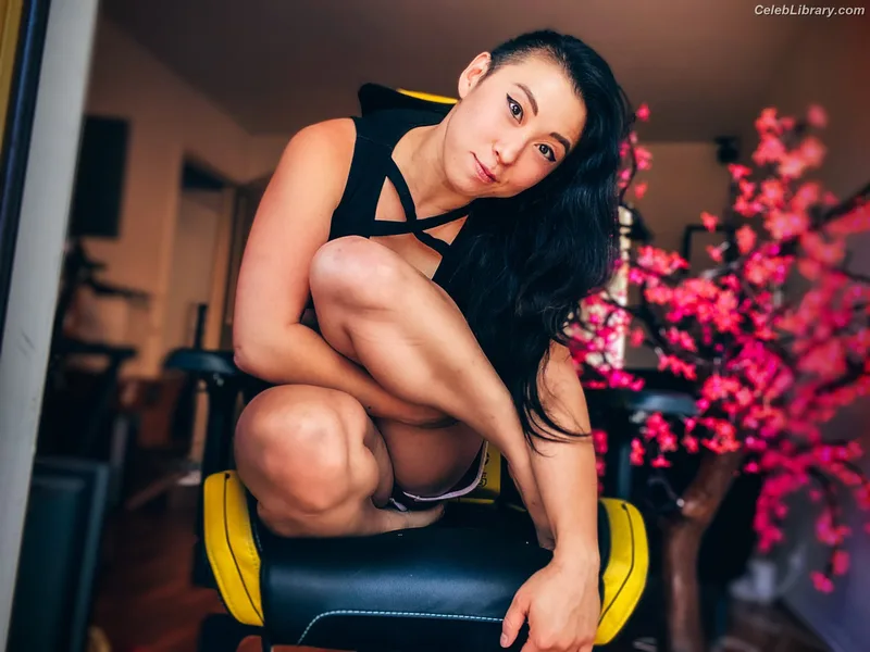 Erika Ishii photo 13 of 333