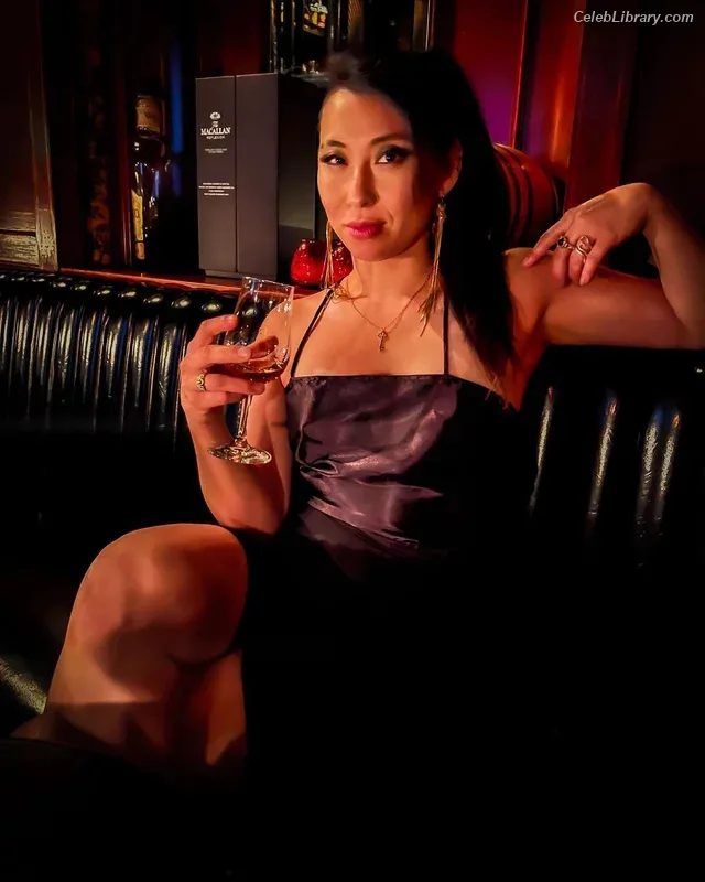 Erika Ishii photo 7 of 333