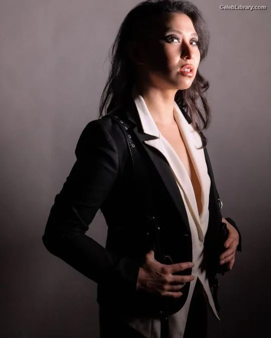 Erika Ishii photo 11 of 333