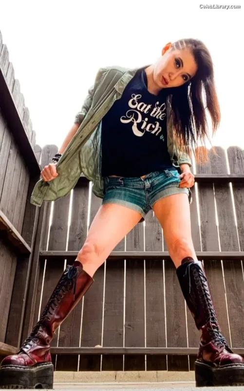 Erika Ishii photo 19 of 333