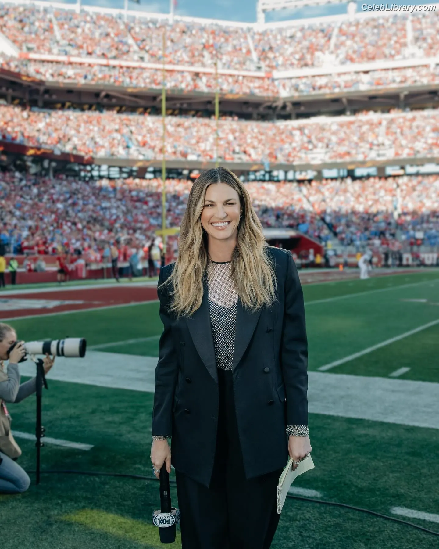 Erin Andrews photo 1 of 161