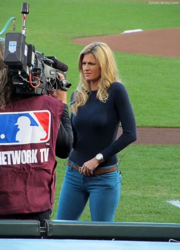 Erin Andrews photo 6 of 162