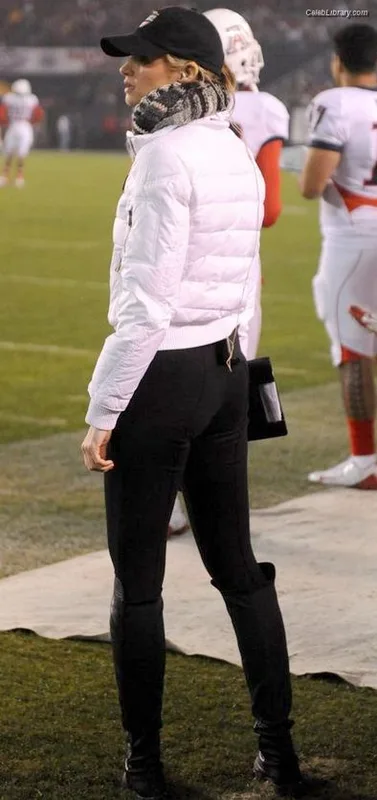 Erin Andrews photo 11 of 162