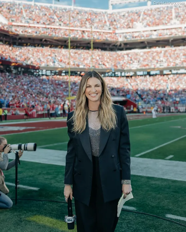 Erin Andrews photo 1 of 162