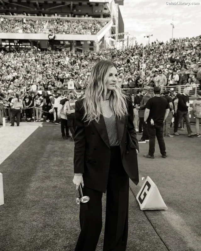 Erin Andrews photo 3 of 162
