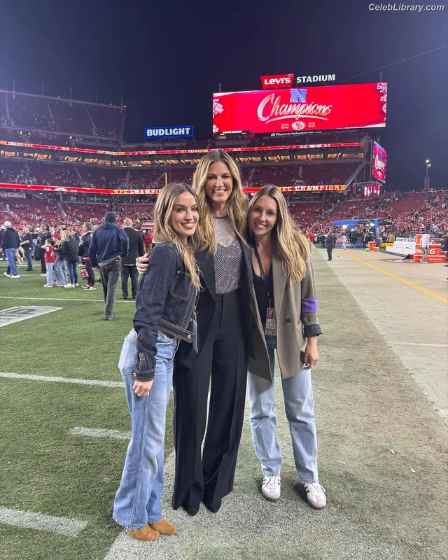 Erin Andrews photo 4 of 162