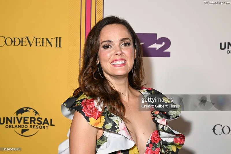 Erin Cahill photo 1 of 139