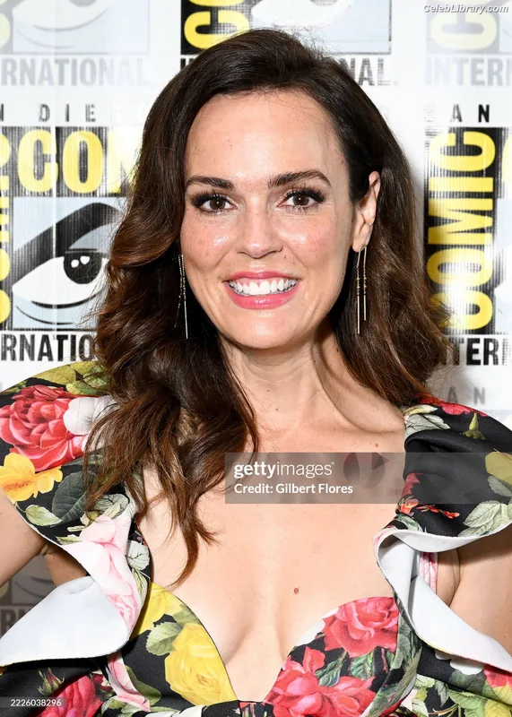 Erin Cahill photo 5 of 139