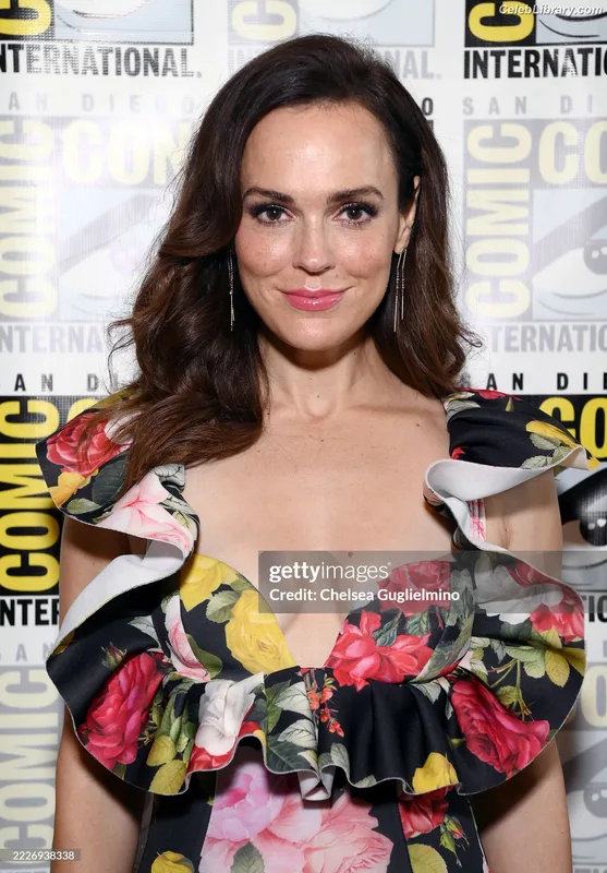Erin Cahill photo 3 of 139