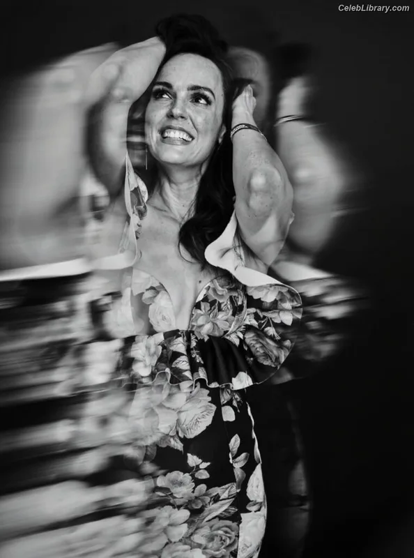 Erin Cahill photo 22 of 139