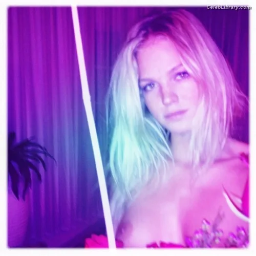 Erin Heatherton photo 8 of 132