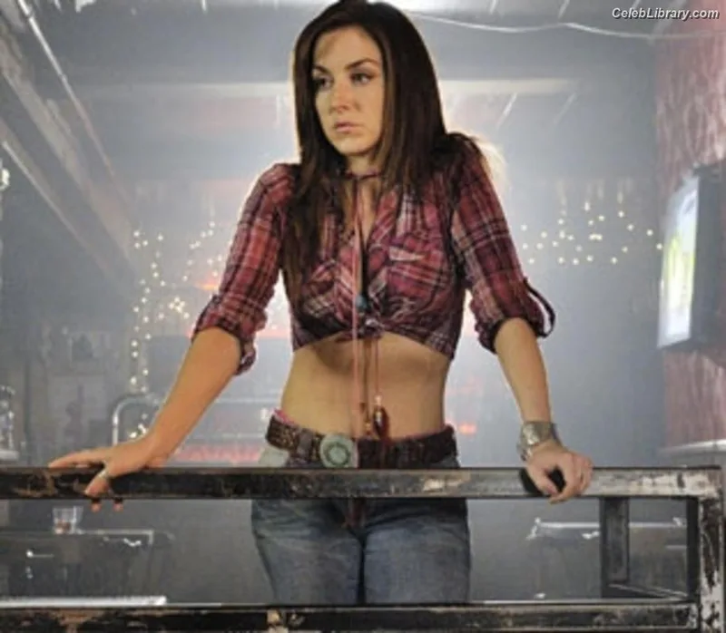 Erin Karpluk photo 1 of 18