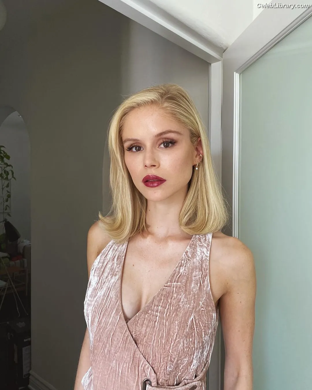 Erin Moriarty photo 11 of 978