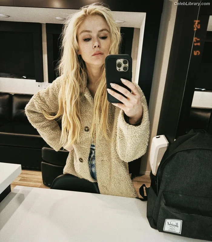 Erin Moriarty photo 10 of 978