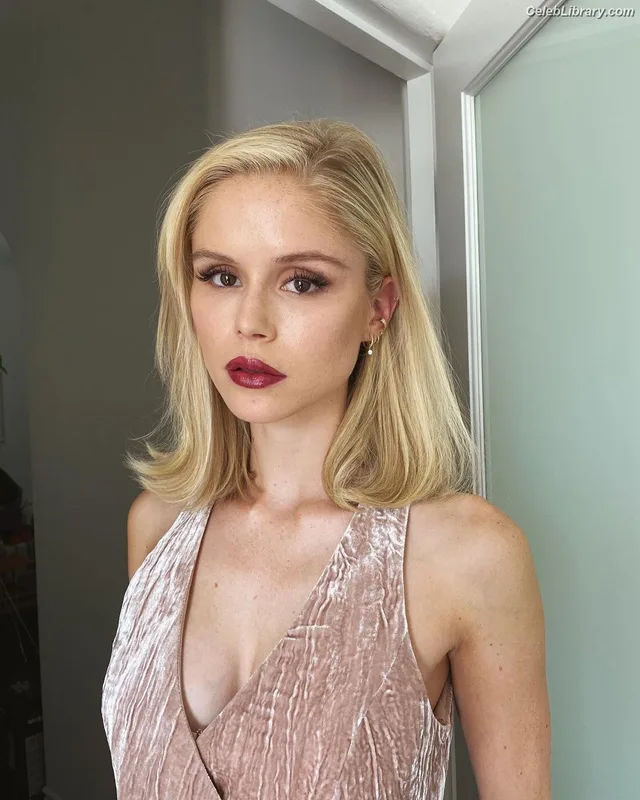 Erin Moriarty photo 10 of 978