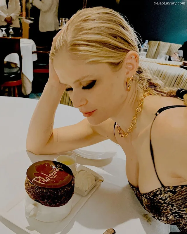 Erin Moriarty photo 16 of 978