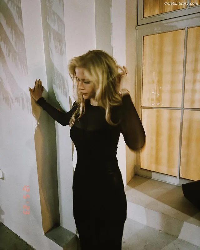 Erin Moriarty photo 19 of 978