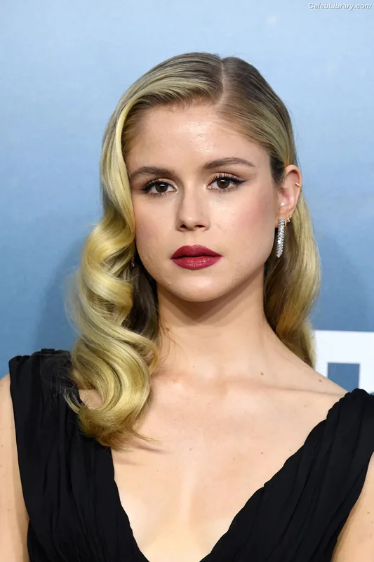 Erin Moriarty photo 16 of 978