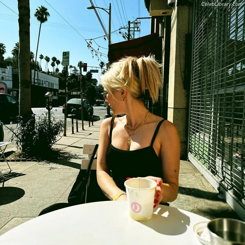Erin Moriarty photo 15 of 978