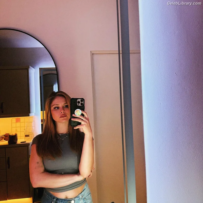 Erin Moriarty photo 16 of 978