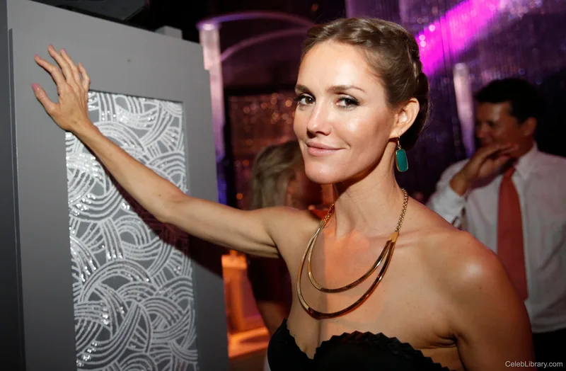 Erinn Hayes photo 10 of 42