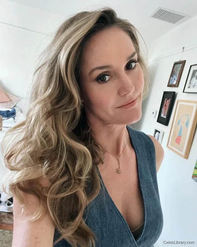 Erinn Hayes photo 24 of 42