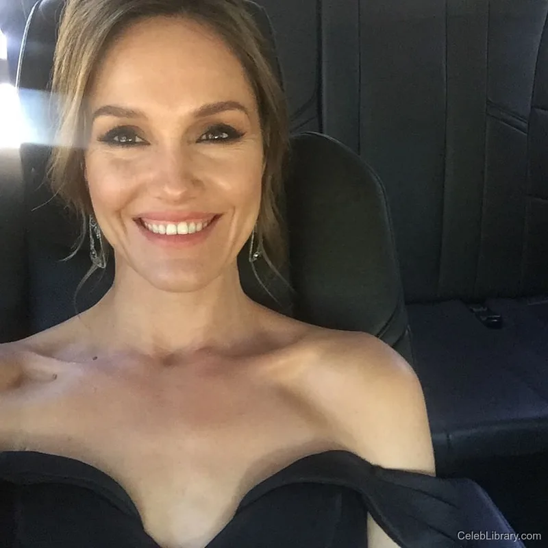 Erinn Hayes photo 3 of 42