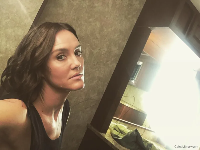 Erinn Hayes photo 10 of 42