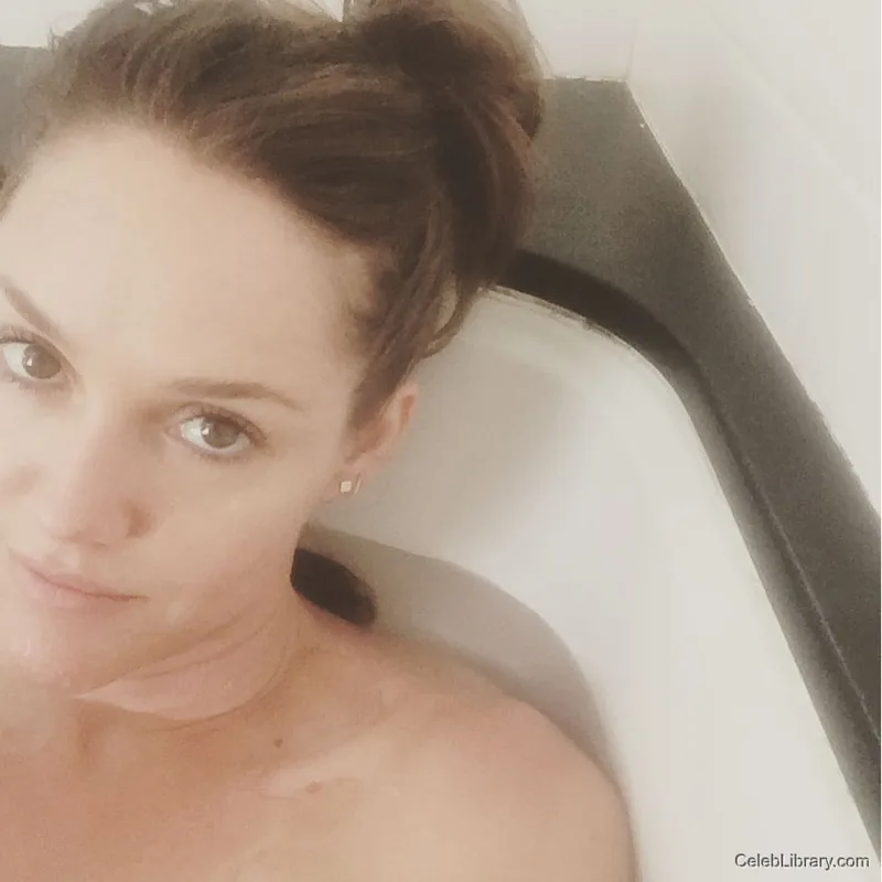 Erinn Hayes photo 12 of 42