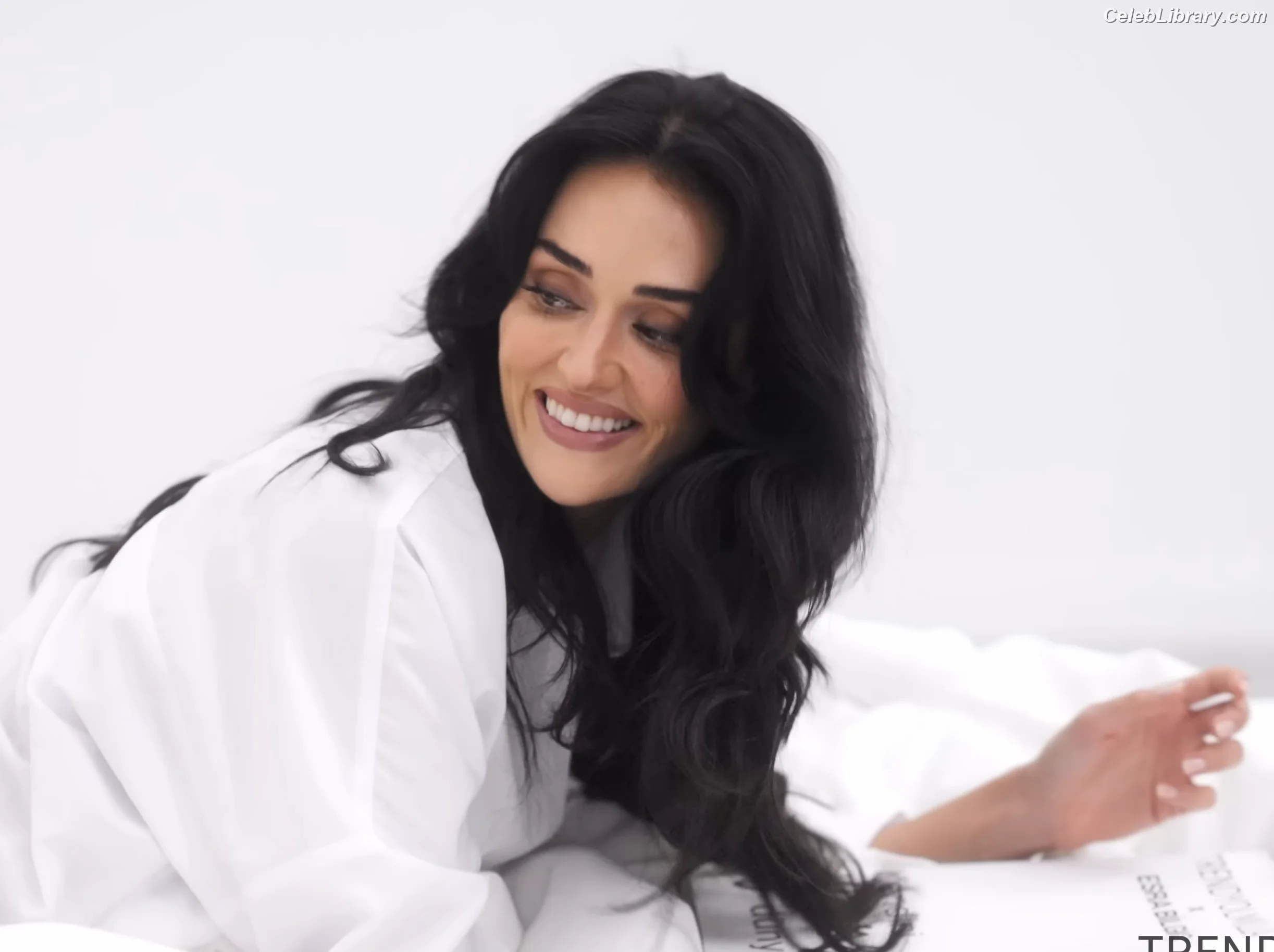 Esra Bilgiç photo 9 of 44