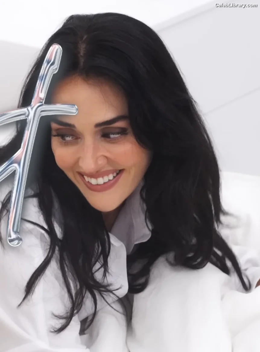 Esra Bilgiç photo 10 of 44
