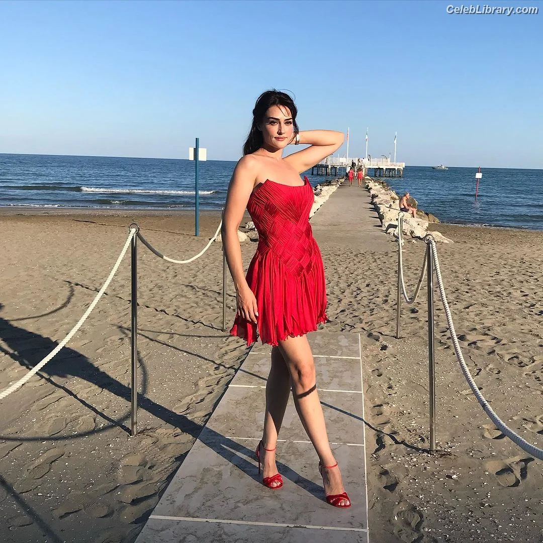 Esra Bilgiç photo 16 of 44