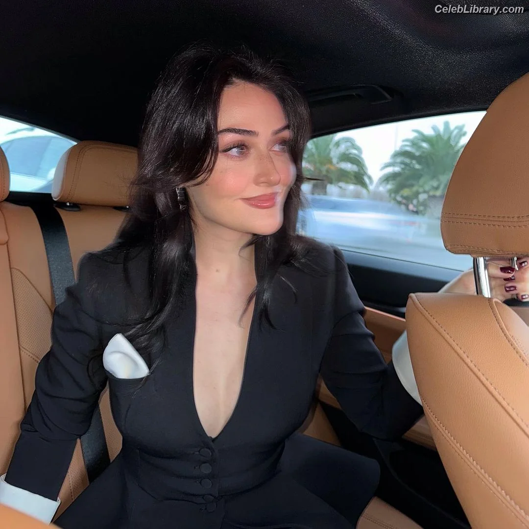 Esra Bilgiç photo 21 of 44