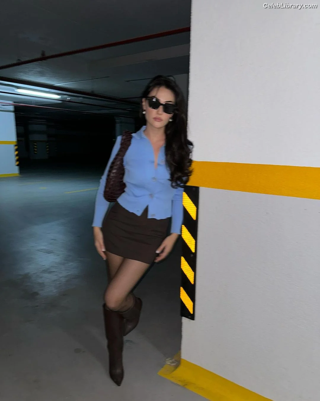 Esra Bilgiç photo 1 of 44